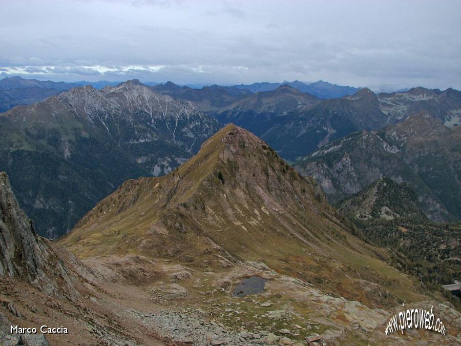 16_Vista al Pizzo dell'Orto e Lago di Val Vegia.JPG